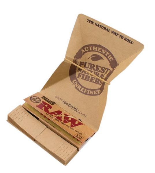 RAW CLASSIC ARTESANO Rolling Papers with Tray and Tips - Outontrip