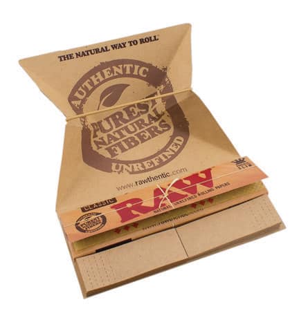 RAW CLASSIC ARTESANO Rolling Papers with Tray and Tips - Outontrip